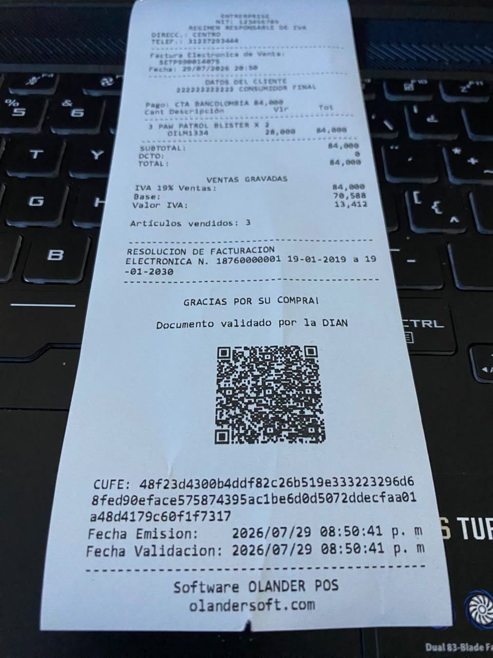 Tiquete POS real con factura electrónica DIAN emitida por OLANDER ERP — código QR y CUFE validados en línea